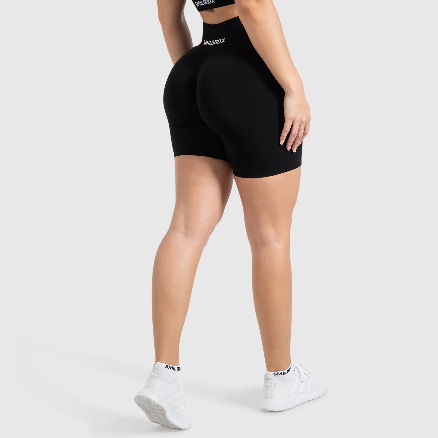Smilodox Cetrina Scrunch Shorts Damen schwarz seamless