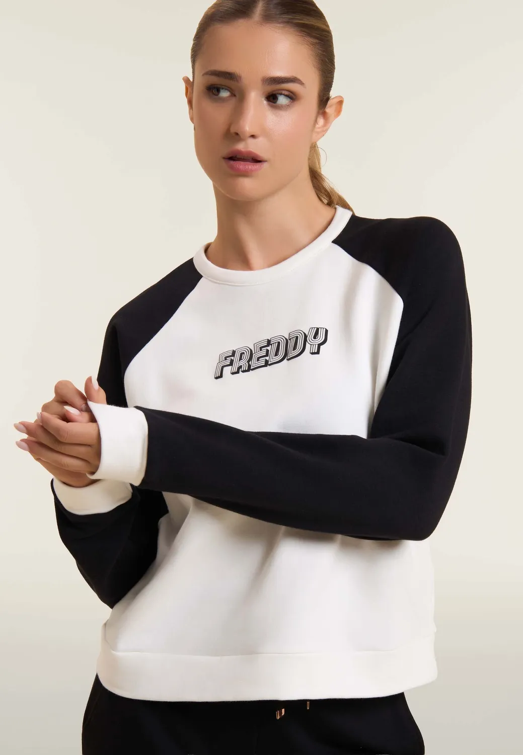 Freddy Cropped Bicolore Raglan Hoodie Coconut Milk-Black Baumwolle