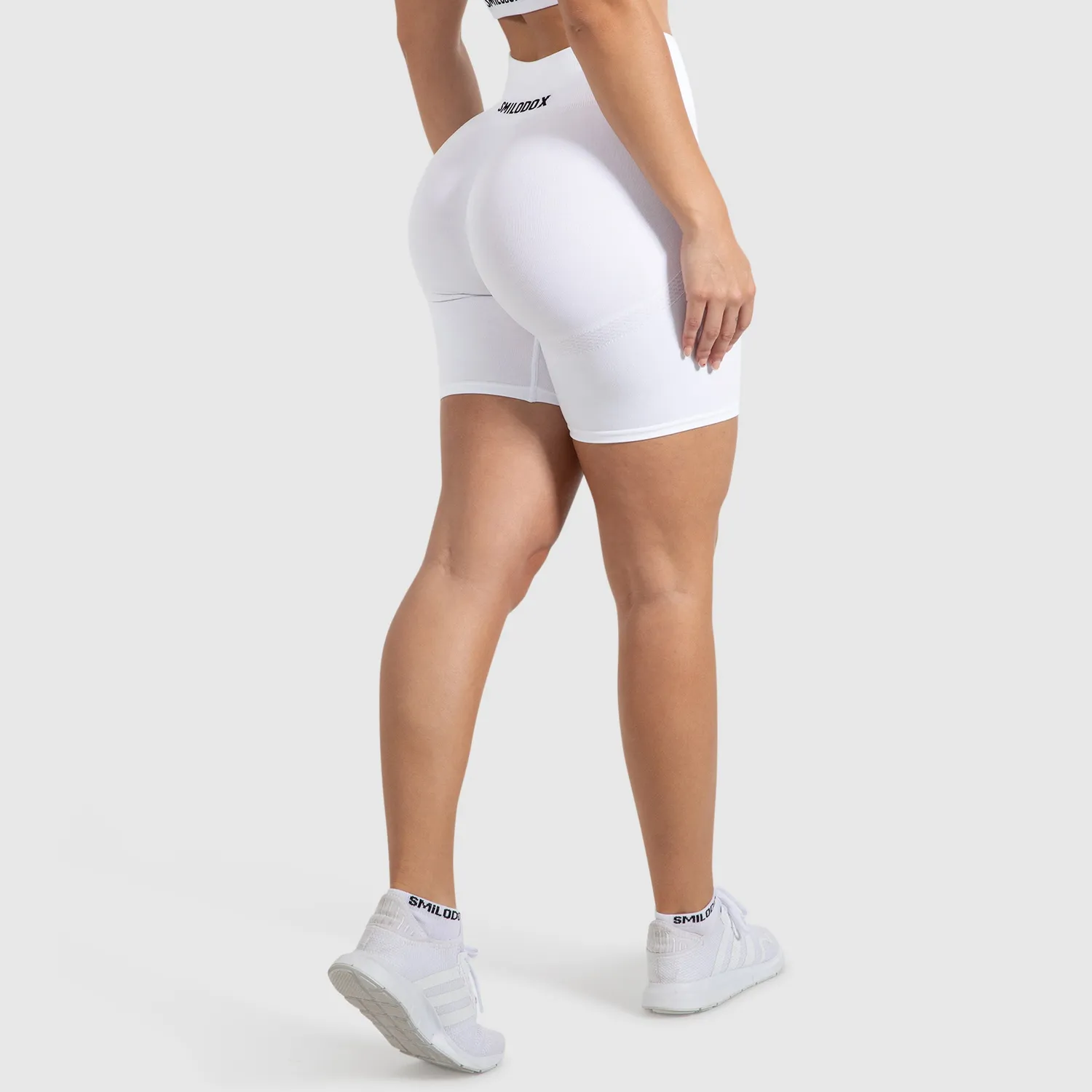 Smilodox Cetrina Scrunch Shorts Damen schwarz seamless
