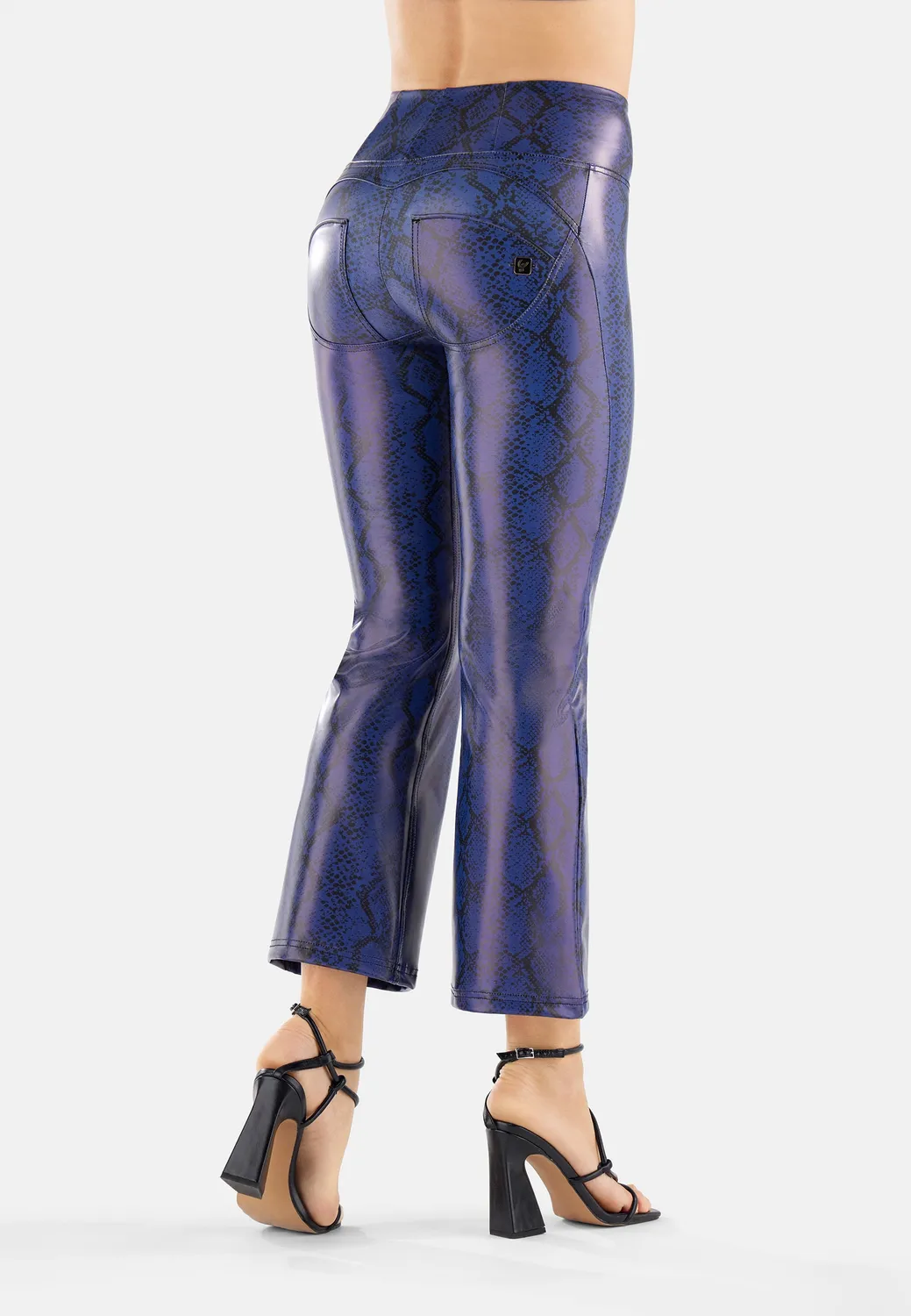 Freddy WR.UP Snake Flare Cropped Kunstlederhose Blue Push-up