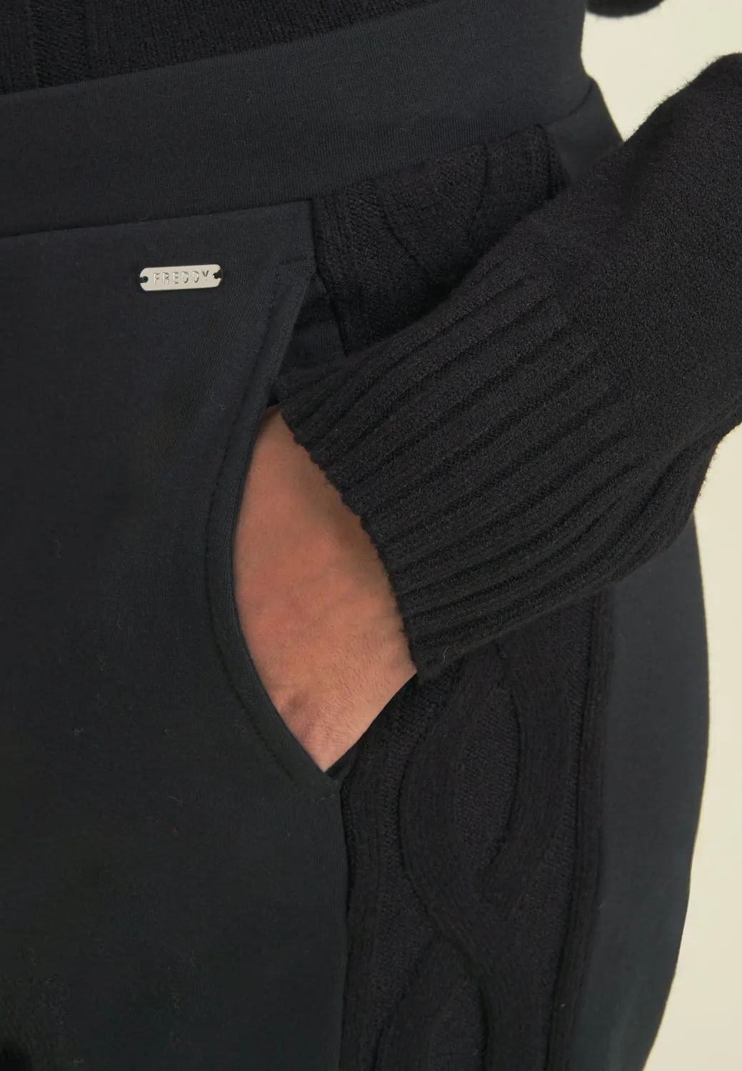 Freddy Modal Jogginghose Schwarz Zopfband warm blickdicht