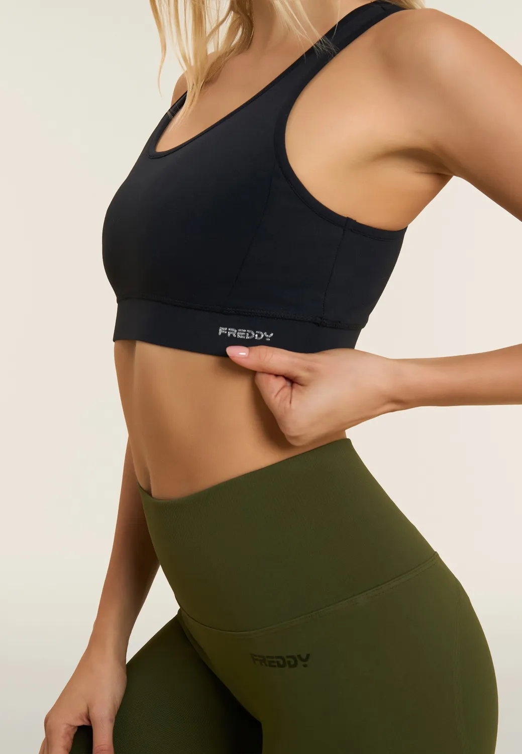 Freddy Sporttop Racerback Schwarz mittlerer Halt